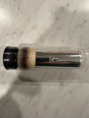 NEW IT Cosmetics Retractable Kabuki Brush -